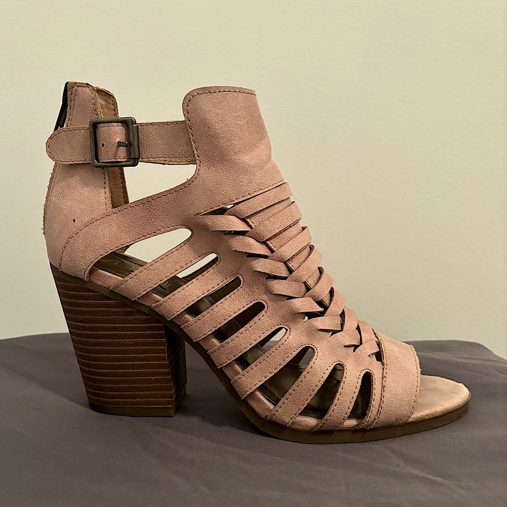 Women’s heels, size 9. Tan color.